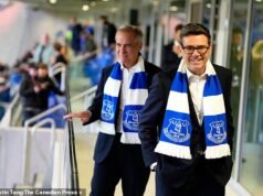 Everton presta homenagem ao pai de Andy Burnham como ‘azul para a vida’ enquanto o primeiro-ministro assiste ao jogo do clube contra o Wolves ao lado do canadense Mark Carney