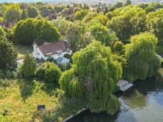Ricky Gervais encontrou um comprador para sua casa ribeirinha de £ 2,95 milhões em poucos dias, enquanto planeja se casar com seu parceiro de 44 anos