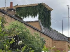 O principal advogado de planejamento da Grã-Bretanha discutiu com vizinhos furiosos depois de instalar uma pérgola de £ 3 milhões no telhado de uma casa em Londres sem permissão de planejamento.