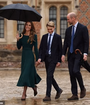 111312107-16138877-The_Princess_of_Wales_looked_at_ease_as_she_carried_herself_in_t-a-18_17897466193.avif