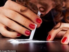 ‘Comprei ansiosamente o FaceTime da minha filha na universidade. Segundos depois, ficou claro para mim que ele estava drogado com cocaína: a investigação do correio revela como a cocaína ‘premium’ barata está sendo espalhada durante a semana dos calouros da universidade