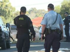 Uma mulher que se acredita ser mãe de um bebê recém-nascido encontrado morto em uma lixeira de um apartamento em Sydney foi acusada