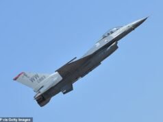 F-16 cai em campo na bola de fogo do meio-oeste, local afirma que o piloto está ‘consciente’