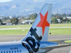 Um voo da Jetstar foi atrasado depois que o homem supostamente embarcou no avião sem passagem
