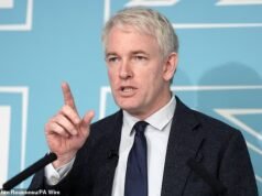O Reform UK prometeu uma repressão mais dura aos migrantes ilegais que entram na Grã-Bretanha vindos da Irlanda, incluindo multas exorbitantes para as empresas ferroviárias e rodoviárias que os transportem através da fronteira.