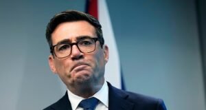 Burnham salta para reviver a tentativa de ‘reinicialização’ da UE em negociações com o primeiro-ministro irlandês – enquanto Bruxelas joga duro no comércio e na livre circulação de jovens