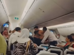Dois homens trocaram socos enquanto viajavam de Bangladesh para Londres, um deles perdeu a camiseta durante a briga.