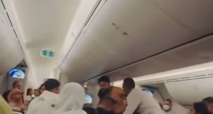 Dois homens trocaram socos enquanto viajavam de Bangladesh para Londres, um deles perdeu a camiseta durante a briga.