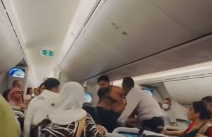 Dois homens trocaram socos enquanto viajavam de Bangladesh para Londres, um deles perdeu a camiseta durante a briga.