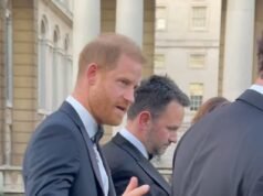 Momento em que Harry ignorou perguntas sobre o livro do conde Spencer, mas admitiu que suas primeiras duas semanas no Reino Unido foram “agitadas” em meio a uma guerra de palavras entre o rei e o irmão de Diana.