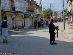 Pelo menos 15 mortos e dezenas de feridos em ataque a bomba enquanto ‘veículo carregado de explosivos entrava na mesquita do Paquistão’