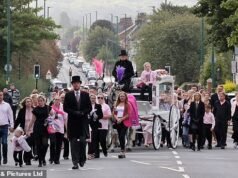 ‘Fly High Princess’: pessoas em luto vestidas de rosa se reúnem para o funeral de uma menina de sete anos ‘assassinada’ no incêndio de uma casa em Middlesbrough com sua tia