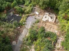 Três anos depois de um incêndio suspeito que destruiu o ‘pub mais assustador da Grã-Bretanha’, ainda é um terreno baldio – enquanto continua uma investigação sobre seus proprietários que dirigiam carros flash