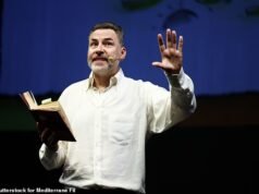 O editor David Walliams retirou todos os seus livros da impressão depois que a estrela de TV foi acusada de assediar mulheres jovens