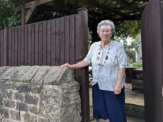 Professora aposentada, 81, dá aula de bom senso depois de vencer uma batalha legal de £ 50 mil para atravessar o portão de seu próprio jardim