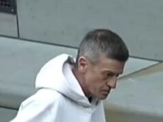 A polícia lançou um apelo para rastrear um ladrão descarado que foi flagrado pela câmera roubando um telefone de uma vítima adormecida depois que ela não compareceu ao tribunal para receber a sentença.