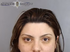 Uma mulher do Colorado é acusada de fraudar milhares de dólares de homens idosos depois que eles choraram no supermercado