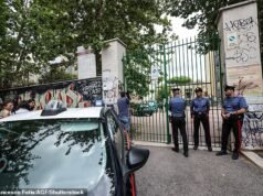 Aluno de 13 anos tenta ‘transmitir ao vivo um ataque com faca’ contra seu professor, de 66 anos, na escola de Roma