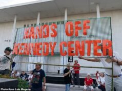 Milhares de manifestantes invadiram o Kennedy Center depois que Trump ameaçou derrubar o icônico monumento