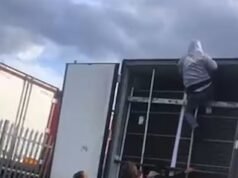 Sete migrantes são vistos escondidos na traseira de um caminhão enquanto traficantes de pessoas recusam pequenos barcos em favor de veículos pesados para entrar no Reino Unido