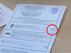 Eleitores russos recebem boletins de voto com um X já marcado a favor do partido de Putin em meio a alegações de fraude eleitoral generalizada