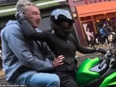 Momento em que ‘velho inapropriado’ pula na moto de funcionário da escola primária e aperta seus quadris na frente de seus amigos risonhos
