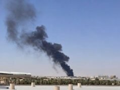 Fumaça e chamas aumentam enquanto rebeldes Houthi tomam o aeroporto de Riad, na Arábia Saudita