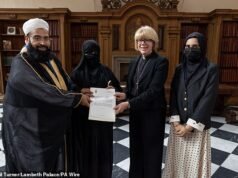 O Arcebispo de Canterbury foi acusado de tolerar a perseguição às mulheres muçulmanas depois de Osama bin Laden ter sido fotografado com a esposa velada do reverenciado clérigo islâmico.