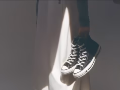 Converse se desculpou e retirou anúncio que alguns dizem evocar imagens do KKK e linchamentos: ‘Faremos melhor’