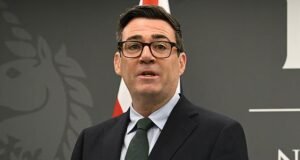Andy Burnham ‘vacila enquanto a Rússia ameaça queimar a Europa’, irrita Kimi Badenoch – enquanto exige ação sobre os gastos de defesa do primeiro-ministro