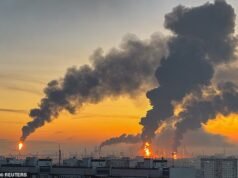 Um grande incêndio eclodiu em Moscou depois que um grande ataque de drone atingiu a maior refinaria de petróleo da capital russa no último dia das eleições na Ucrânia.
