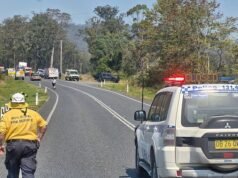 Um motociclista morreu e outro ficou gravemente ferido no hospital depois que um cavalo foi arrastado em uma estrada secundária