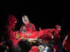 Aposentado ferido, 77 anos, e seu neto resgatados em uma expedição noturna nas montanhas… graças à configuração SOS de emergência de seu telefone