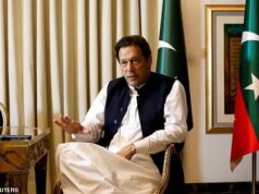 A irmã de Imran Khan ‘presa e jogada atrás das grades’ antes dos protestos exigindo a libertação do ex-PM