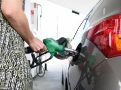 Novos choques para os motoristas australianos à medida que os preços da gasolina sobem nas cinco maiores cidades e Canberra rejeita a redução do imposto sobre combustíveis