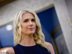 A assessora de Trump, Natalie Harp, forneceu clipes de notícias nada lisonjeiros que supostamente libertaram meios de comunicação hostis da Casa Branca.