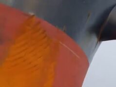 O momento em que o navio cargueiro de 750 pés colidiu com um navio de pesca, deixando a tripulação agarrada à vida no convés afundado.