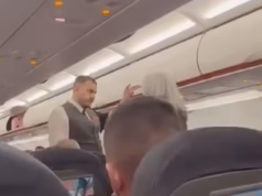 Momento Grupo de britânicos escoltados para fora do avião da EasyJet pela polícia após se recusarem a parar de vaporizar durante um voo de cinco horas