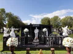 O enorme memorial ocupa o cemitério com lápides de 30 toneladas, tumbas de mármore e estátuas em tamanho real do Rei Viajante e seu irmão.