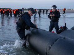 A polícia francesa cortou os botes de migrantes nas praias enquanto mais requerentes de asilo desembarcam em Dover depois de cruzar o Canal da Mancha