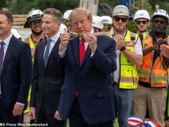 Trump zombou impiedosamente quando a proibição da mídia saiu pela culatra espetacularmente na cerimônia de inauguração da Casa Branca
