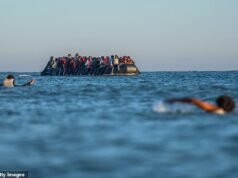 Outro megabote lotado de migrantes está indo da Normandia para a Grã-Bretanha – com uma escolta de segurança francesa completa