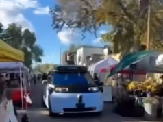 O momento distópico Os carros Waymo sem motorista decidem passar por um mercado de agricultores no Colorado