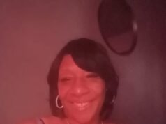 Uma mulher de Detroit entra em pânico depois que uma funerária a convida para dar uma última olhada em sua falecida mãe antes de seu funeral
