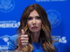 Kristy Noem critica os críticos como ‘ignorantes e sem noção’ depois de posar para uma foto de caça com um alce gigante morto