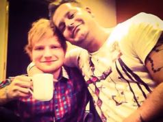 O primo de Ed Sheeran lança um novo ataque à estrela ao chamá-lo de ‘covarde’ e ‘não é uma boa pessoa’ em meio a uma turnê pró-Palestina