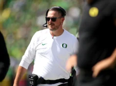 Dan Lanning, do Oregon, fez um teste com os repórteres depois de revelar que Dante Moore não falou após o jogo devido ao tratamento intravenoso.