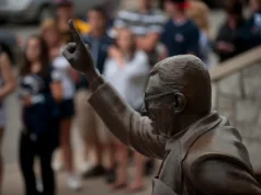 Penn State está homenageando o ex-técnico Joe Paterno com um novo museu de estádio anos após sua morte, escândalo