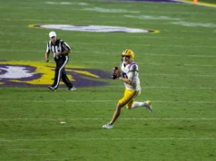 LSU x Louisiana Tech: como assistir ao jogo de futebol americano universitário da NCAA hoje à noite, onde transmitir e muito mais