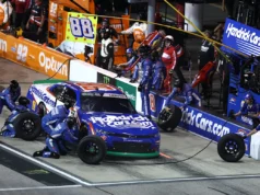 Uma corrida da NASCAR O’Reilly Series recebe bandeira vermelha após um acidente nas boxes que chega perigosamente perto da equipe das boxes